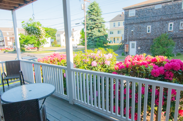 Double Deluxe Studio Suite - 2 Queen Beds with Front Balcony Photo 5