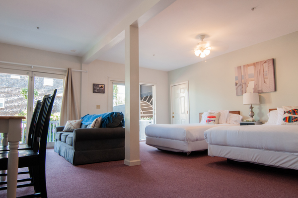 Double Deluxe Studio Suite - 2 Queen Beds with Front Balcony Photo 2