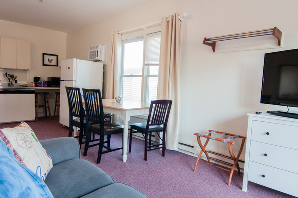 Double Deluxe Studio Suite - 2 Queen Beds with Front Balcony Photo 3