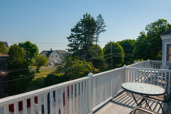 Queen Studio Balcony Third Floor Photo 3