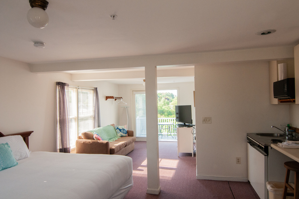 Queen Studio Balcony Third Floor Photo 4